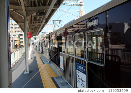 阪急高園線的一列普通列車停靠在宿川站。 139353499