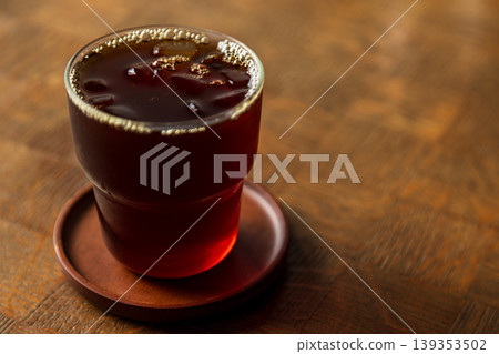透明玻璃杯黑色美式冰咖啡放置在木質桌面 透明玻璃杯黑色美式冰咖啡放置在木質桌面 139353502