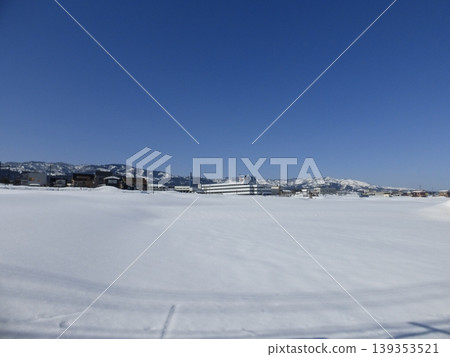 白雪皚皚的田野外的城鎮景觀(新潟縣南魚沼市三佐島地區) 白雪皚皚的田野外的城鎮景觀(新潟縣南魚沼市三佐島地區) 139353521