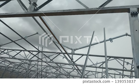 正在建設中的結構框架。地基。 正在建設中的結構框架。地基。 139353837