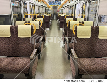 Seats on the Special Rapid Service trains connecting Osaka with Kyoto and Kobe 139353865