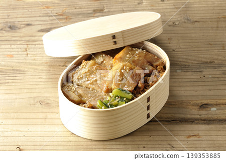 Pork yakiniku bento 139353885