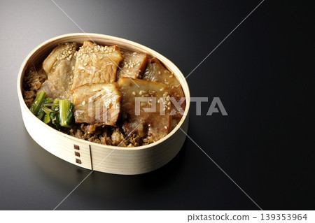 一張黑色背景上的烤豬肉便當盒照片。 139353964