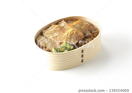 一張白色背景的烤豬肉便當盒照片。 139354009
