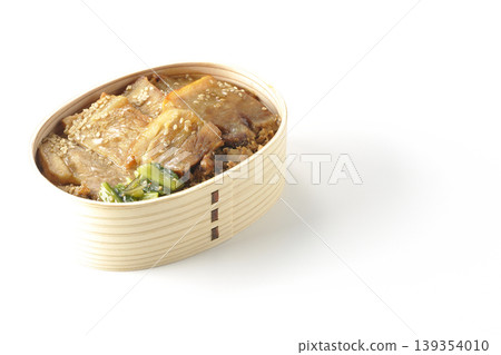 一張白色背景的烤豬肉便當盒照片。 一張白色背景的烤豬肉便當盒照片。 139354010