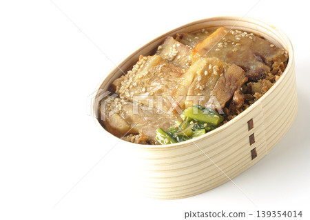 一張白色背景的烤豬肉便當盒照片。 一張白色背景的烤豬肉便當盒照片。 139354014