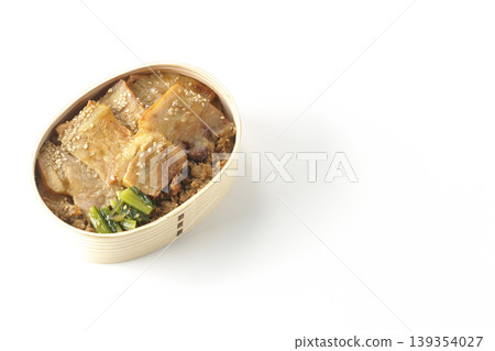 一張白色背景的烤豬肉便當盒照片。 一張白色背景的烤豬肉便當盒照片。 139354027