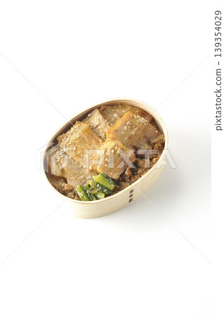 一張白色背景的烤豬肉便當盒照片。 一張白色背景的烤豬肉便當盒照片。 139354029