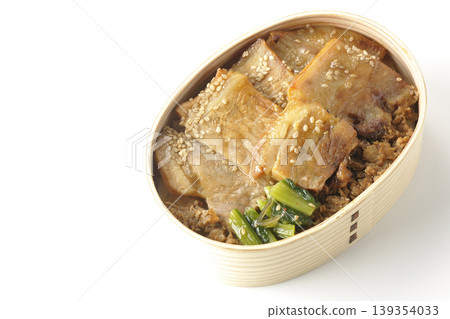 一張白色背景的烤豬肉便當盒照片。 一張白色背景的烤豬肉便當盒照片。 139354033