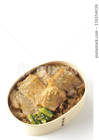 一張白色背景的烤豬肉便當盒照片。 一張白色背景的烤豬肉便當盒照片。 139354039