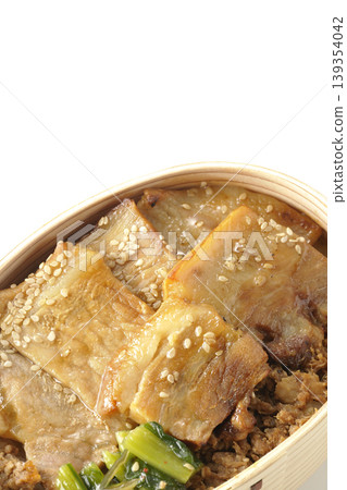 一張白色背景的烤豬肉便當盒照片。 一張白色背景的烤豬肉便當盒照片。 139354042