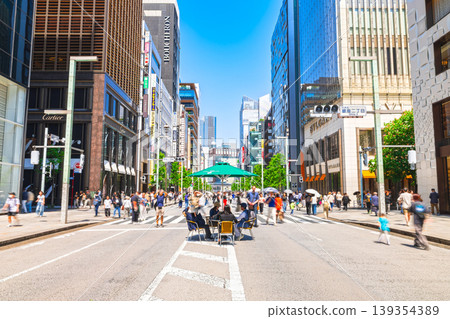 黃金週期間的銀座步行街（部分柔焦） 139354389