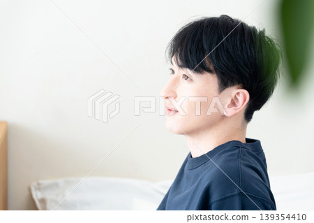 一個剛睡醒、感覺神清氣爽的年輕人。 139354410