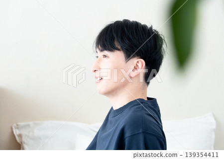 一個剛睡醒、感覺神清氣爽的年輕人。 139354411