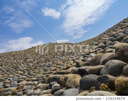 Looking up at the Goshikizuka Kofun in Kobe, a slope covered with facing stones that bears the memory of ancient times. 139354674