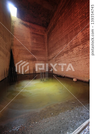 燈光照耀著大谷歷史博物館的考古發掘現場。 燈光照耀著大谷歷史博物館的考古發掘現場。 139354745