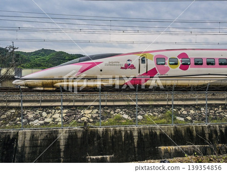 Hello Kitty 新幹線,積滿了八年的污垢。 Hello Kitty 新幹線,積滿了八年的污垢。 139354856