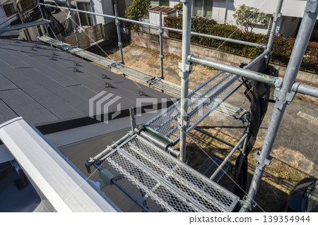 獨立式住宅的新屋頂和臨時鷹架 | 屋頂翻新後 獨立式住宅的新屋頂和臨時鷹架 | 屋頂翻新後 139354944