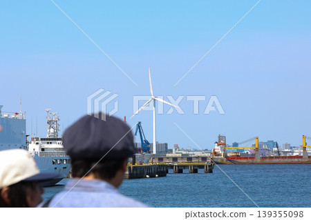 [Wind power generation] The process of generating electricity as the blades rotate. 139355098