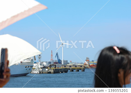 [Wind power generation] The process of generating electricity as the blades rotate. 139355201