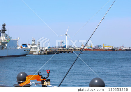 [Wind power generation] The process of generating electricity as the blades rotate. 139355236