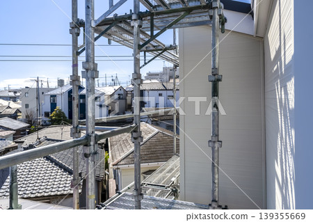 外牆翻新後陽台和鷹架的景象。 外牆翻新後陽台和鷹架的景象。 139355669