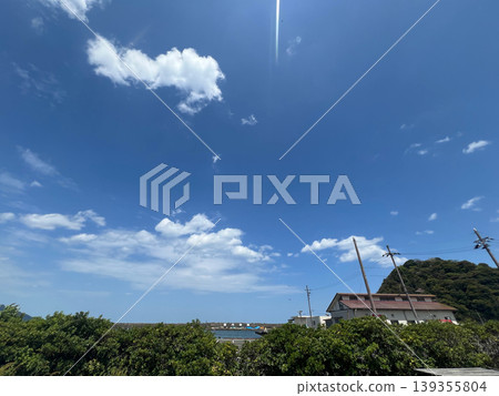 日本海沿岸的港口城市,以及蔚藍的夏日天空 日本海沿岸的港口城市,以及蔚藍的夏日天空 139355804