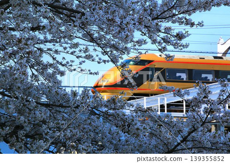 搭乘東武特急列車[Spacia] 100系，穿越隅田川，欣賞櫻花美景… 139355852