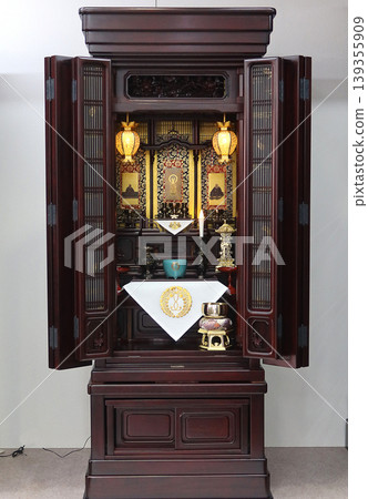 淨土真宗本願寺(西本願寺)的佛壇用具陳列於木製佛壇上 1 淨土真宗本願寺(西本願寺)的佛壇用具陳列於木製佛壇上 1 139355909