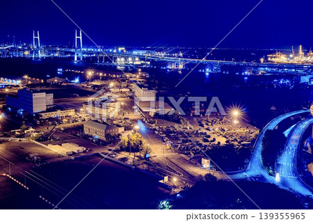 橫濱市夜景,包括海灣大橋和山下碼頭物流倉庫區。 橫濱市夜景,包括海灣大橋和山下碼頭物流倉庫區。 139355965