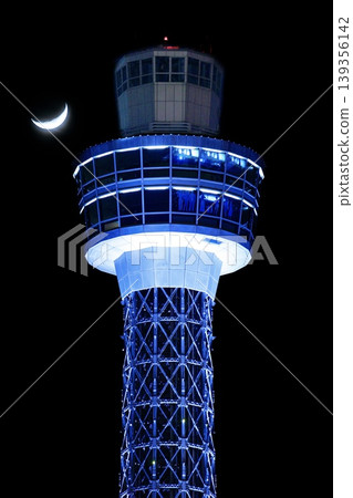 橫濱市，橫濱海洋塔燈火輝煌，一彎新月 139356142