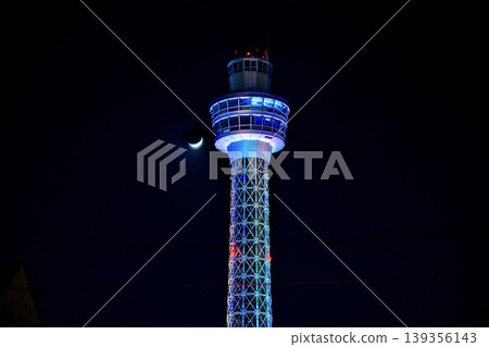 橫濱市，橫濱海洋塔燈火輝煌，一彎新月 139356143
