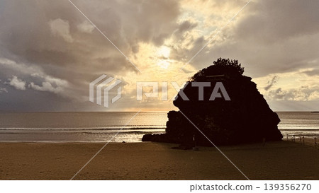 出雲稻佐海灘的日落景色，這裡素有迎接神靈之名。 139356270