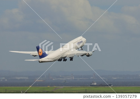 從羽田機場起飛的漢莎航空 747 大型噴氣式飛機 從羽田機場起飛的漢莎航空 747 大型噴氣式飛機 139357279