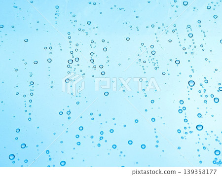 窗戶上沾滿了第一滴雨水(淡藍色)的痕跡 窗戶上沾滿了第一滴雨水(淡藍色)的痕跡 139358177
