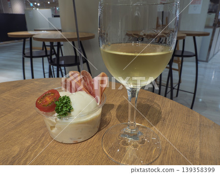 辛苦工作後，犒賞自己吧。下午喝杯飲料，放鬆一下。 139358399