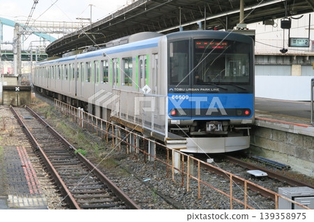 東武都市公園線列車停靠大宮站。 東武都市公園線列車停靠大宮站。 139358975