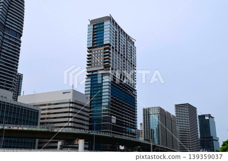 A tower apartment building is under construction in Dojimahama, Kita Ward, Osaka City. 139359037