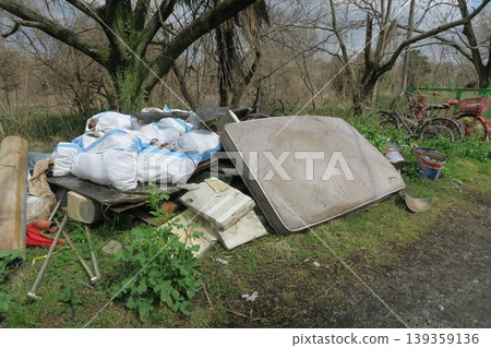 一堆垃圾順著水沼台灌溉渠漂了下來。 一堆垃圾順著水沼台灌溉渠漂了下來。 139359136