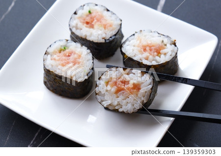 Negitoro 卷 - 經典的薄壽司卷是 Negitoro 卷,由金槍魚和蔥捲成。 Negitoro 卷 - 經典的薄壽司卷是 Negitoro 卷,由金槍魚和蔥捲成。 139359303
