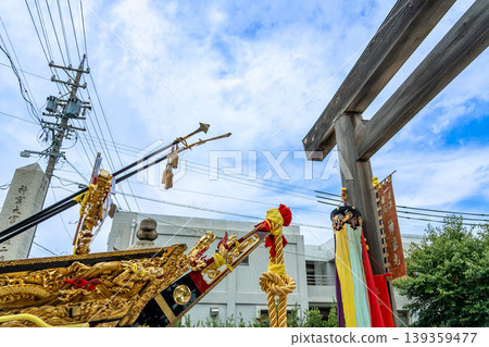 三重縣四日市鳥手神社鯨魚船祭當天:鯨魚船的船頭和鳥居。 三重縣四日市鳥手神社鯨魚船祭當天:鯨魚船的船頭和鳥居。 139359477