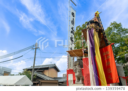 在三重縣四日市市鳥手神社舉行的鯨魚船節當天，鳥手神社的旗幟和鯨魚船的旗幟飄揚。 139359478