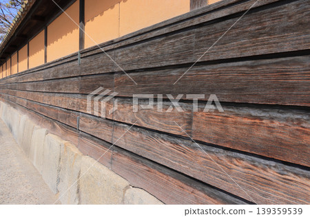 The outer wall of the Ohara family's villa, Yurinsō, in the Kurashiki Bikan Historical Quarter. 139359539