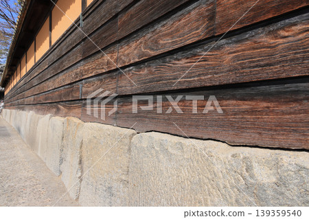 The outer wall of the Ohara family's villa, Yurinsō, in the Kurashiki Bikan Historical Quarter. 139359540