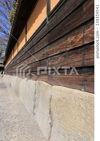 The outer wall of the Ohara family's villa, Yurinsō, in the Kurashiki Bikan Historical Quarter. 139359541