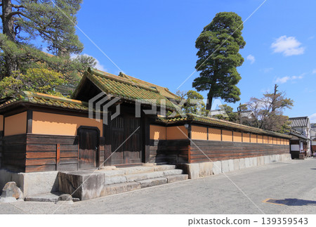 Yurinsō as seen from Imabashi Bridge in the Kurashiki Bikan Historical Quarter. Yurinsō as seen from Imabashi Bridge in the Kurashiki Bikan Historical Quarter. 139359543