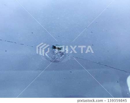 擋風玻璃上刻有石頭撞擊痕跡 擋風玻璃上刻有石頭撞擊痕跡 139359845