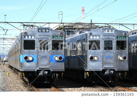秩父鐵道5000系列車停靠車輛段（車身上標示行田市標誌） 139361193