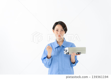 穿工作服的婦女 穿工作服的婦女 139361194