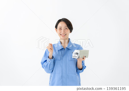 穿工作服的婦女 穿工作服的婦女 139361195